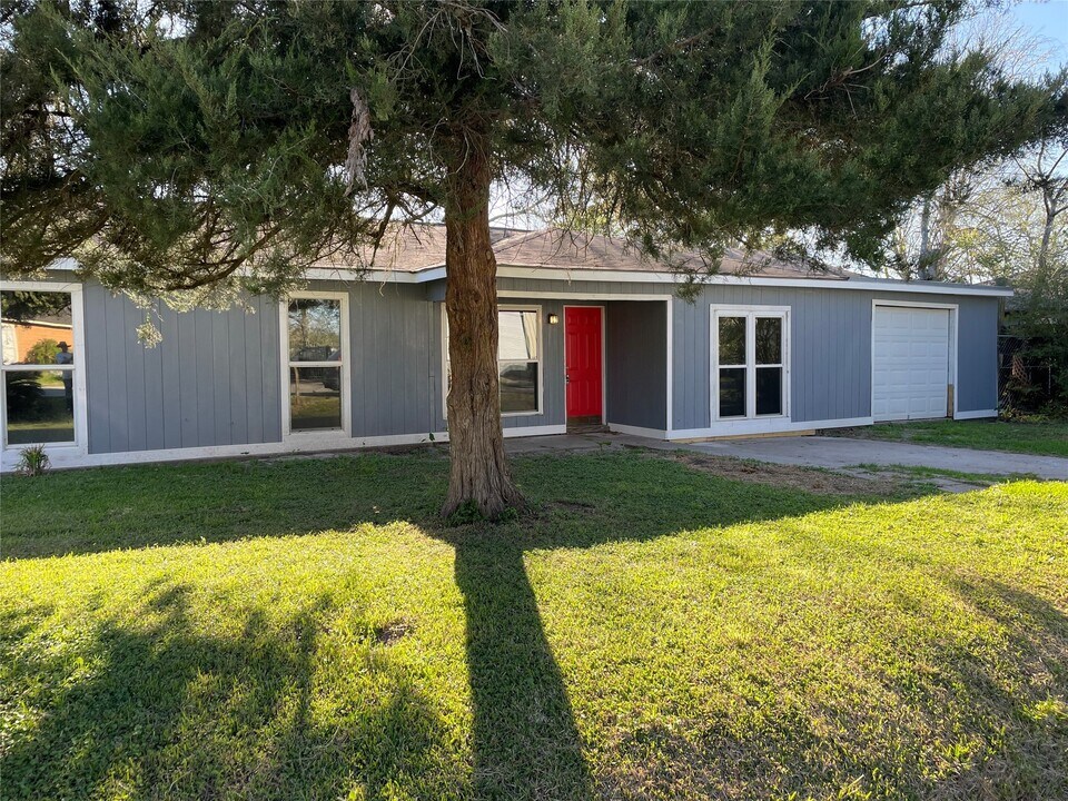 3102 George St in Bacliff, TX - Building Photo