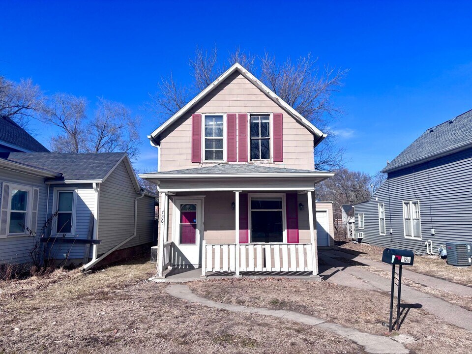 726 W Military Ave in Fremont, NE - Building Photo