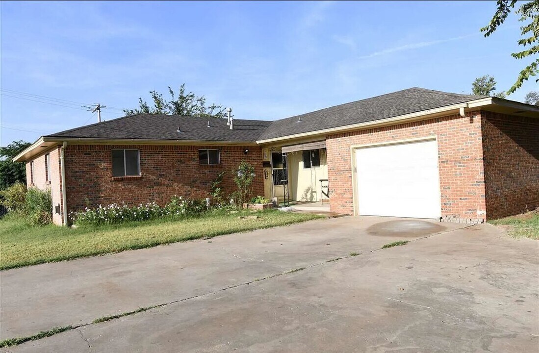 2505 Kansas Ave in Woodward, OK - Building Photo