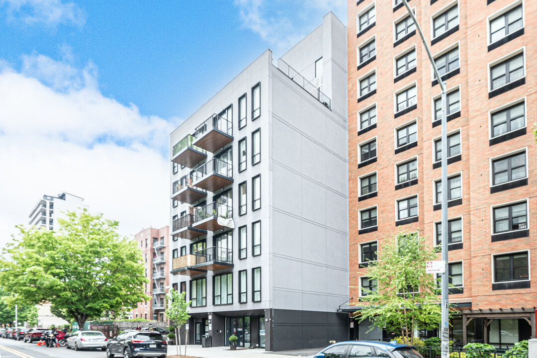 323 Lenox Rd in Brooklyn, NY - Building Photo