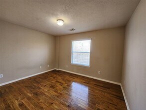 11111 Valley Kings Dr in Houston, TX - Building Photo - Building Photo