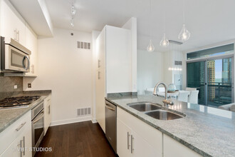 401 E Ontario St, Unit 38F in Chicago, IL - Building Photo - Building Photo
