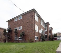 2255 Jane St in Toronto, ON - Building Photo