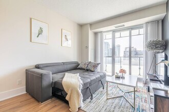 325 Front St W in Toronto, ON - Building Photo - Building Photo