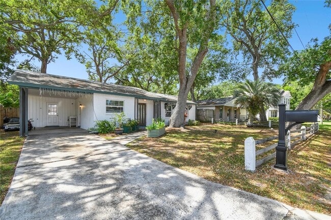 property at 3202 W Coachman Ave