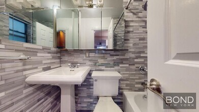 382 E 10th St in New York, NY - Building Photo - Building Photo