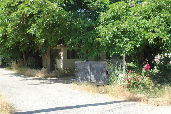 966 Myrna Ave in Olivehurst, CA - Foto de edificio - Building Photo