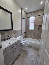 136 Pulaski St, Unit 1st Floor in Brooklyn, NY - Foto de edificio - Building Photo