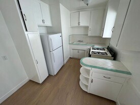 1236 N Sweetzer Ave in West Hollywood, CA - Building Photo