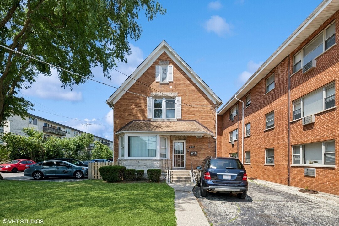 8246 Niles Center Rd in Skokie, IL - Building Photo
