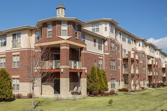 Underwood Station in Wauwatosa, WI - Foto de edificio - Building Photo