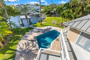1902 Arrowhead Dr NE in St. Petersburg, FL - Building Photo