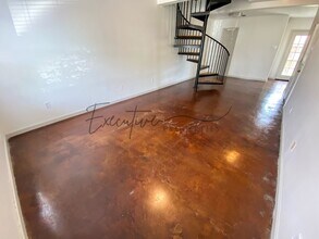 329 E Sale Rd in Lake Charles, LA - Foto de edificio - Building Photo