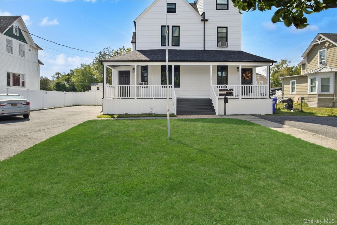 46 Park Ave in Bay Shore, NY - Building Photo