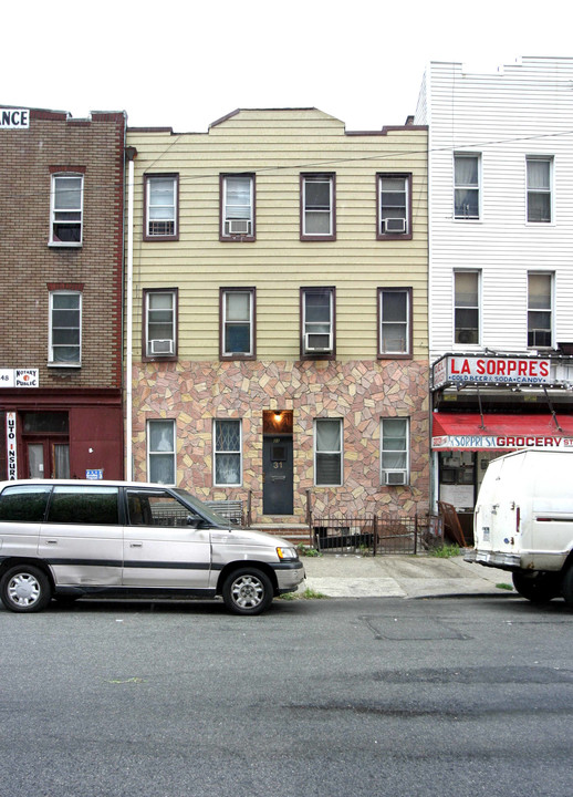 31 Montrose Ave in Brooklyn, NY - Building Photo