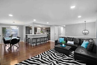 409 Clifton Ct in Schaumburg, IL - Building Photo - Building Photo