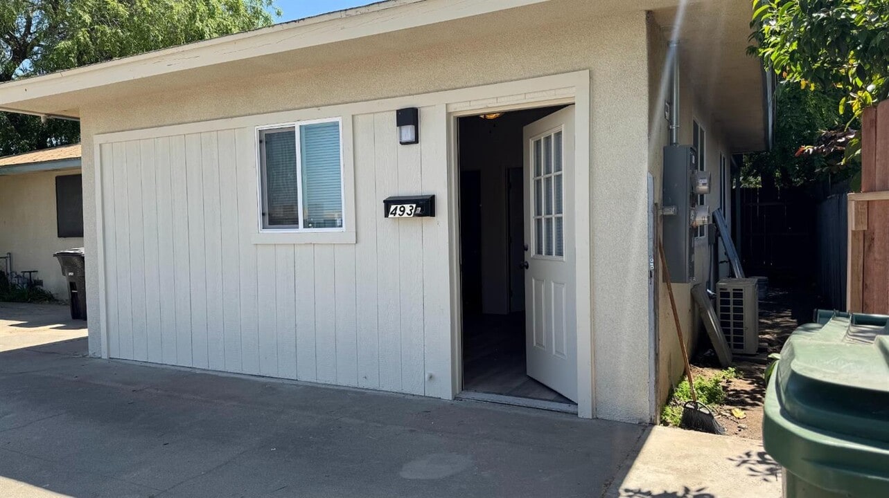 493 N Alta Ave in Dinuba, CA - Building Photo
