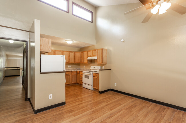 Magnolia Manor Apartments and Townhomes in Des Moines, IA - Building Photo - Interior Photo