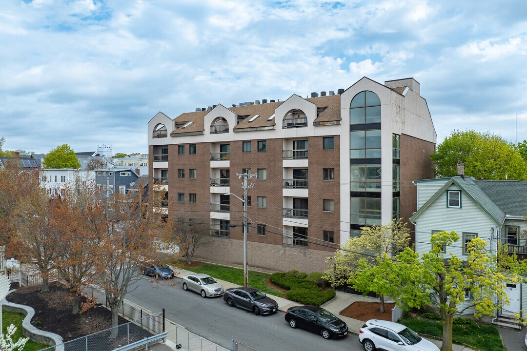 Seville Place Condominium in Everett, MA - Foto de edificio