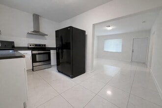 1942 Funston St in Hollywood, FL - Building Photo - Building Photo