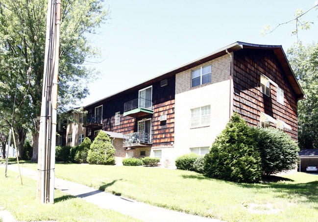 2020 Monroe Apartments in Salem, OH - Foto de edificio - Building Photo