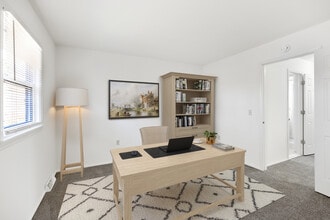 Whispering Pines in Queensbury, NY - Foto de edificio - Building Photo