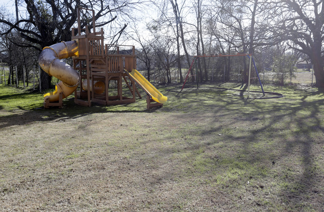 Willows Apartments in Wolfe City, TX - Building Photo - Building Photo