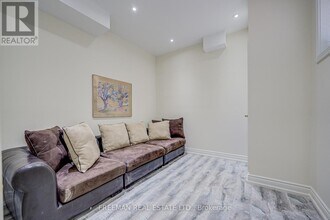 916 Manning Ave in Toronto, ON - Building Photo - Building Photo