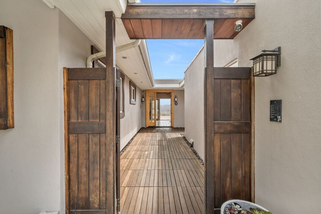 3138 Bonn Dr in Laguna Beach, CA - Building Photo