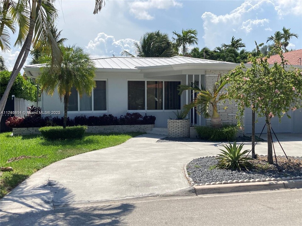 9440 Carlyle Ave in Surfside, FL - Building Photo