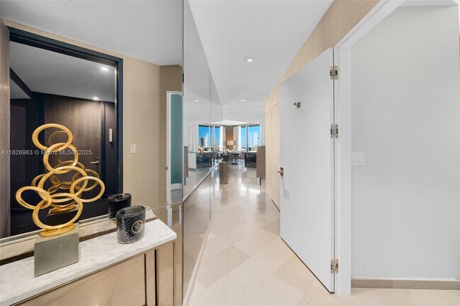 88 SW 7th St, Unit 1212 in Miami, FL - Building Photo - Building Photo