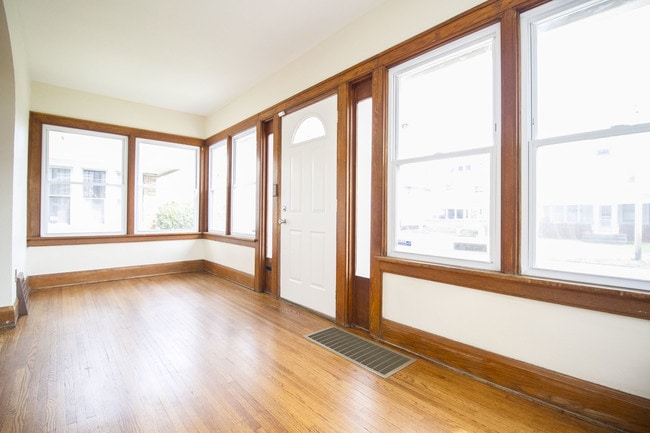 2122 Airport Hwy in Toledo, OH - Foto de edificio - Building Photo