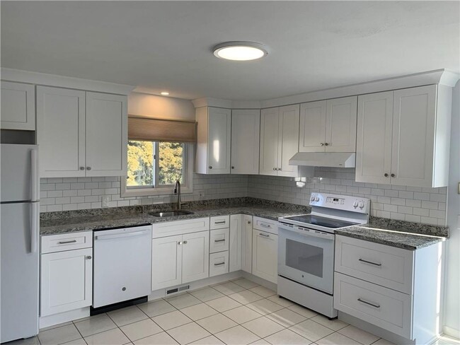 14 Ferncrest Dr in Johnston, RI - Building Photo - Building Photo