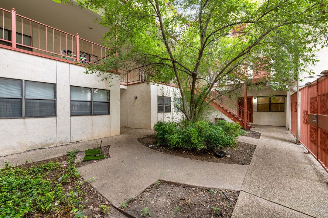 706 W 22nd St, Unit 301 in Austin, TX - Building Photo