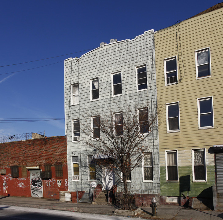 28 Morgan Ave in Brooklyn, NY - Building Photo