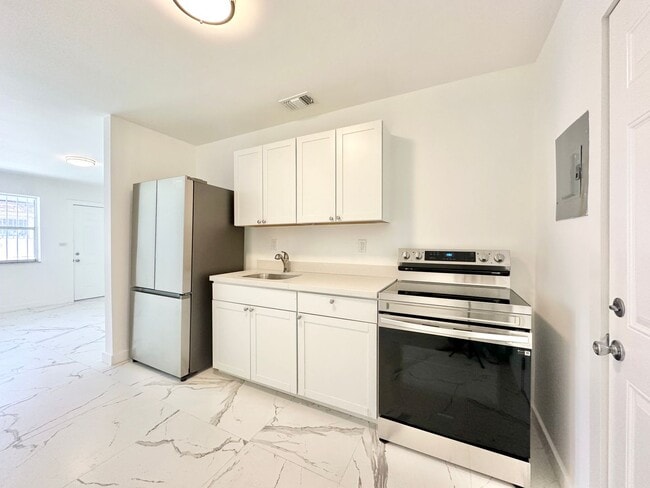 1091 NW 55th Terrace in Miami, FL - Building Photo - Building Photo