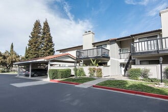 Foothill - Twin Creeks Condos in San Ramon, CA - Foto de edificio - Building Photo