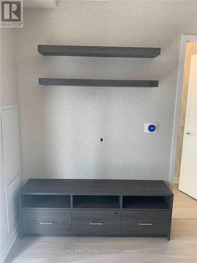 1 Yorkville Ave in Toronto, ON - Building Photo - Building Photo