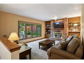 9933 Balmoral Ln in Eden Prairie, MN - Building Photo - Building Photo