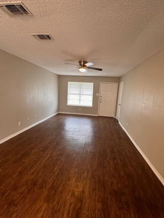 111 Lindenwood Ln W in Hewitt, TX - Building Photo - Building Photo