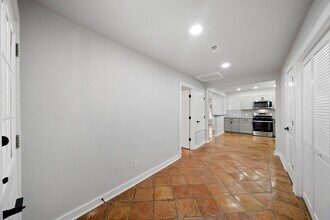 1046 Hillcrest Dr in San Antonio, TX - Building Photo - Building Photo