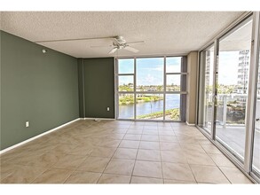 20505 E Country Club Dr, Unit 431 in Aventura, FL - Building Photo - Building Photo