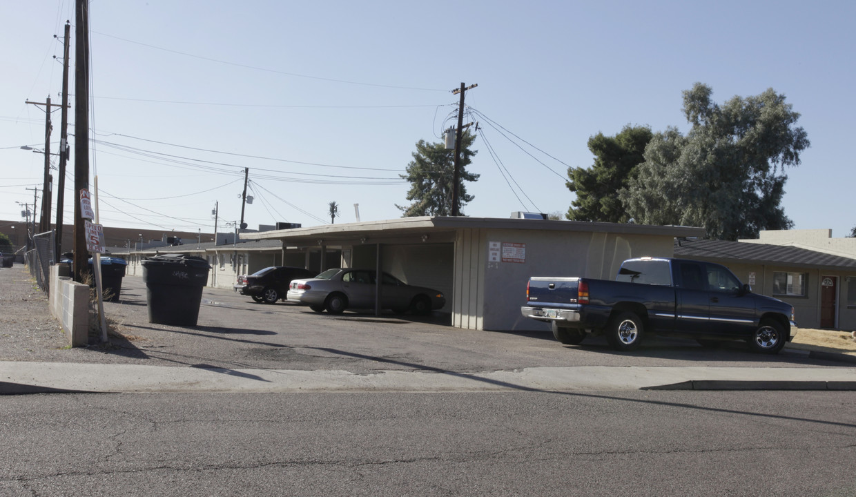 Goldcrest Apartments in Phoenix, AZ - Building Photo