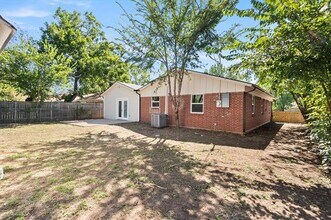 233 SW Murphy Rd in Burleson, TX - Building Photo - Building Photo