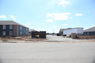 Fox River Estates - Phase II in Willard, MO - Foto de edificio - Building Photo