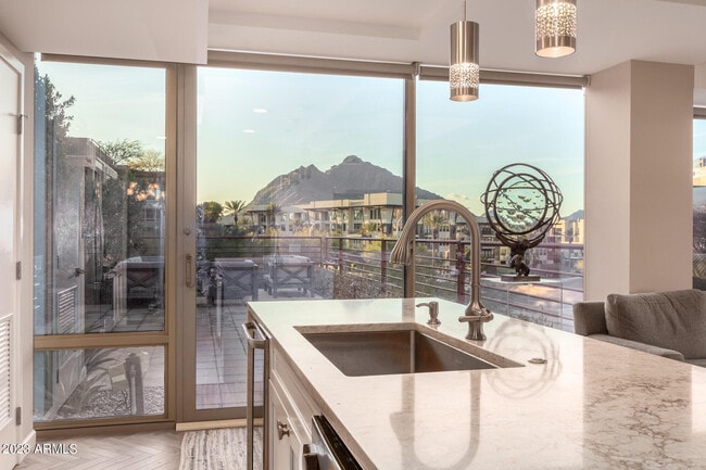 7161 E Rancho Vista Dr in Scottsdale, AZ - Foto de edificio - Building Photo