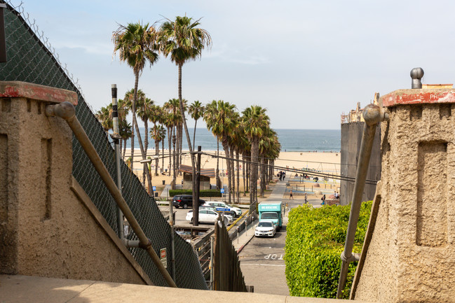 Ocean Avenue Apartments in Santa Monica, CA - Building Photo - Building Photo