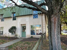 441 Tomlinson Rd in Philadelphia, PA - Building Photo