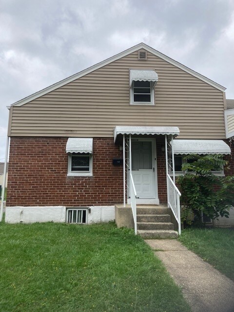 922 Kingsman Rd in Upper Chichester, PA - Building Photo