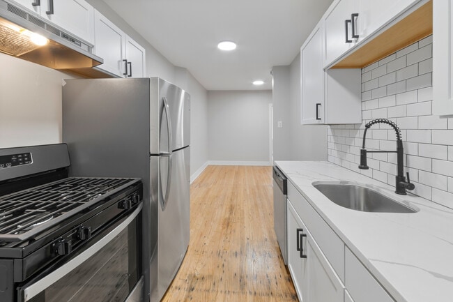 7377 N Damen Ave in Chicago, IL - Building Photo - Building Photo